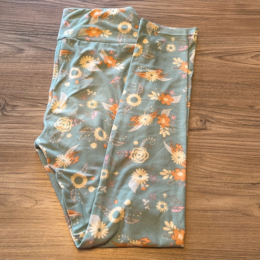 Pre-loved, Lularoe Buttery-soft leggings 
Available in sizes:
ONE SIZE (2-10)